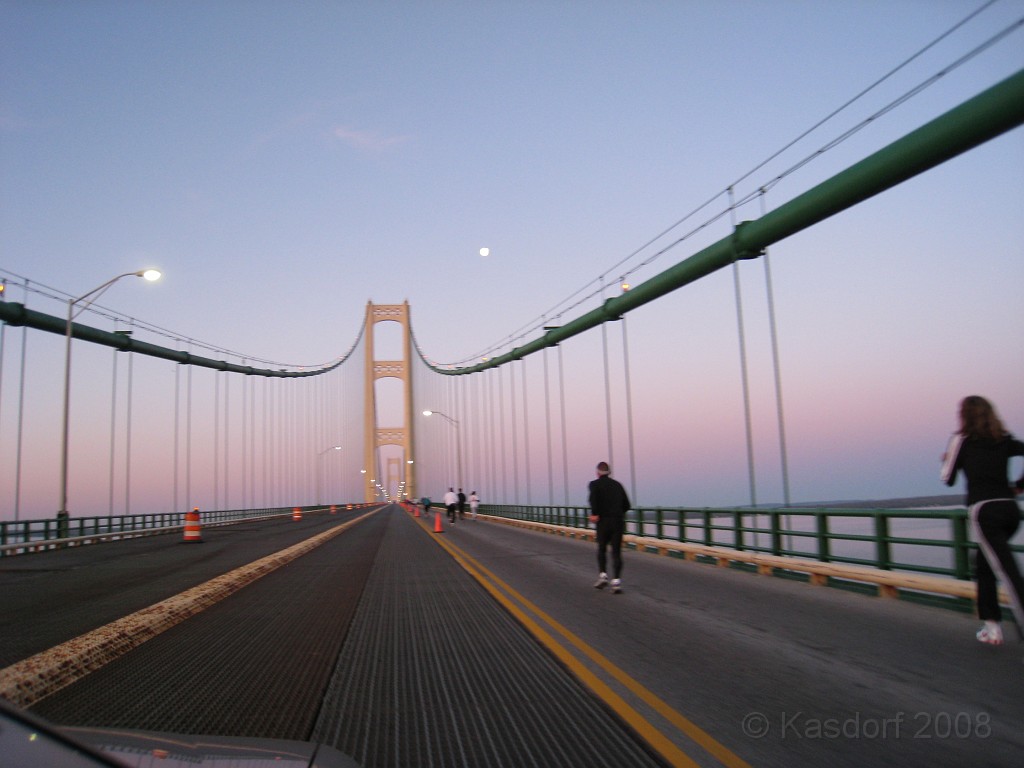 Mackinaw Bridge Race 2008-05 0076.jpg - A long uphill yet to go! A 2.5 mile 5% grade is quite a treat!